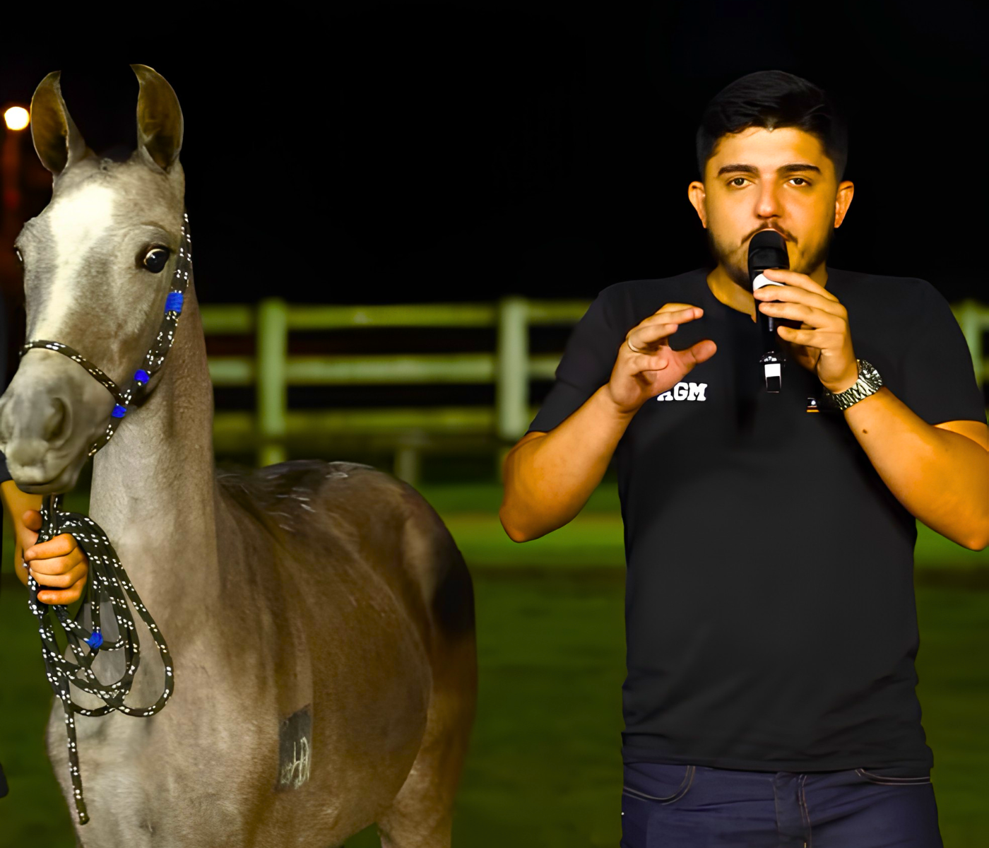 Matheus Barizon apresentando um cavalo Mangalarga Marchador