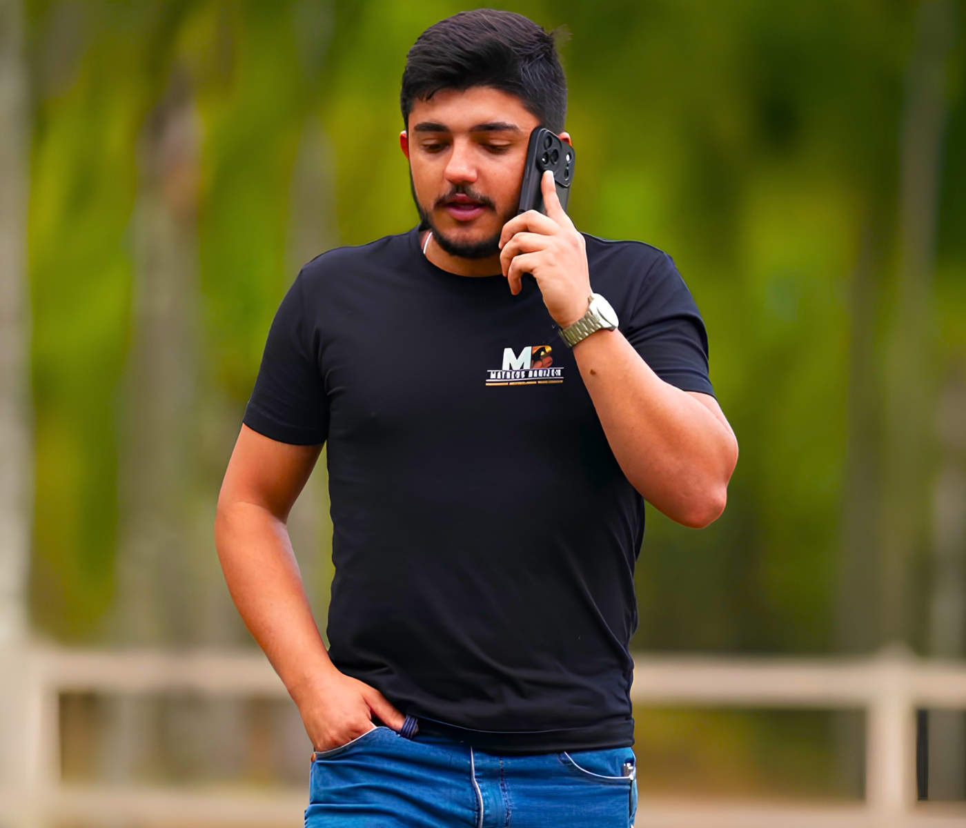 Matheus Barizon ao telefone