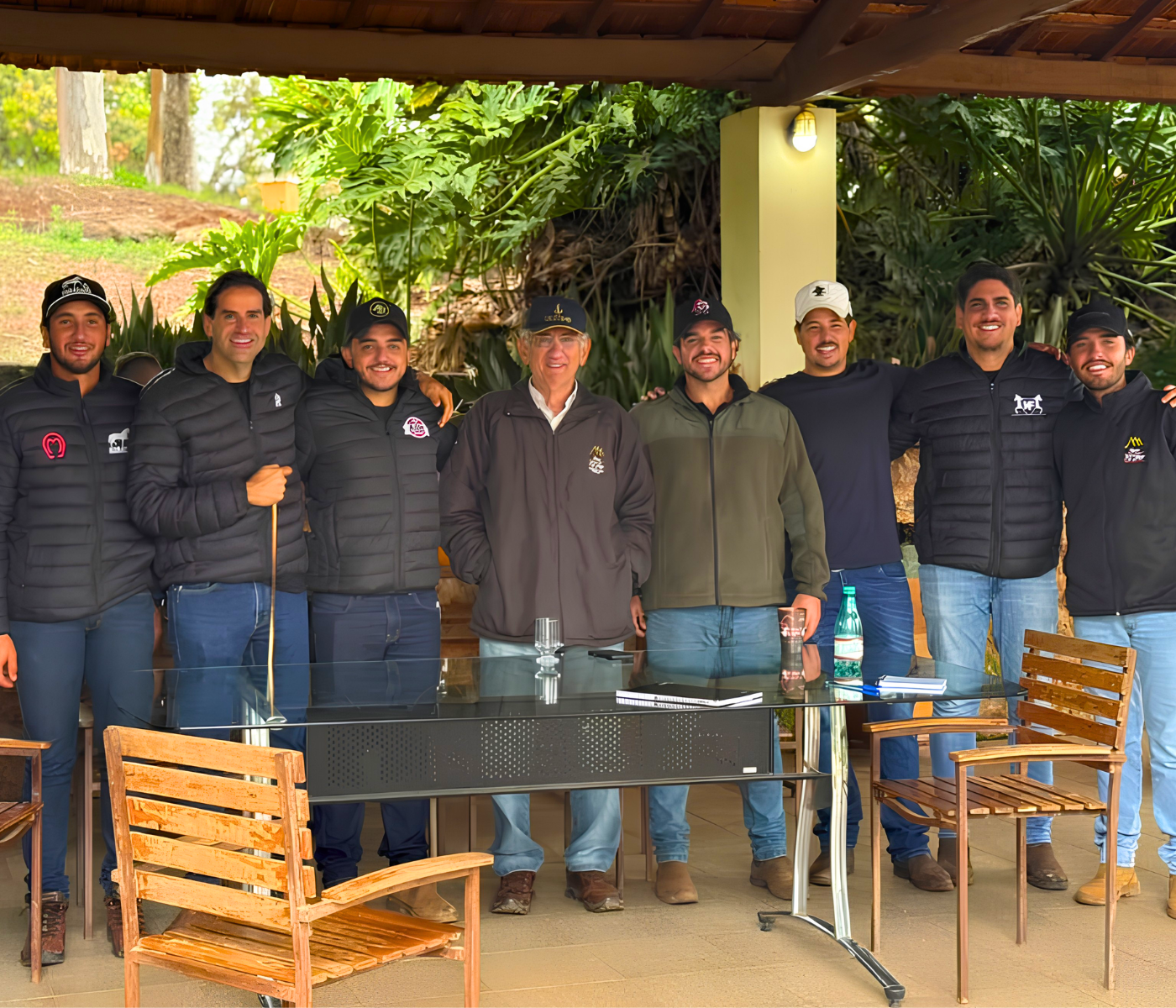 Matheus Barizon com colegas de trabalho